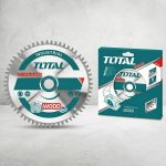 Hình ảnh Lưỡi cưa gỗ hợp kim TCT 100 răng Total TAC23114410T 250mm được thiết kế chuyên dụng cho các công việc cắt gỗ yêu cầu độ hoàn thiện cao. Với 100 răng hợp kim Tungsten Carbide (TCT) siêu sắc bén, sản phẩm giúp tạo đường cắt mịn, hạn chế tối đa sứt mẻ trên gỗ tự nhiên, MDF, HDF, MFC và plywood. Lưỡi cưa gỗ hợp kim TCT 100 răng Total TAC23114410T 250mm là lựa chọn lý tưởng cho xưởng sản xuất nội thất, nhà máy chế biến gỗ và thợ mộc chuyên nghiệp cần độ chính xác vượt trội.