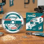 Hình ảnh Lưỡi cưa gỗ hợp kim TCT 100 răng Total TAC23114410T 250mm được thiết kế chuyên dụng cho các công việc cắt gỗ yêu cầu độ hoàn thiện cao. Với 100 răng hợp kim Tungsten Carbide (TCT) siêu sắc bén, sản phẩm giúp tạo đường cắt mịn, hạn chế tối đa sứt mẻ trên gỗ tự nhiên, MDF, HDF, MFC và plywood. Lưỡi cưa gỗ hợp kim TCT 100 răng Total TAC23114410T 250mm là lựa chọn lý tưởng cho xưởng sản xuất nội thất, nhà máy chế biến gỗ và thợ mộc chuyên nghiệp cần độ chính xác vượt trội.
