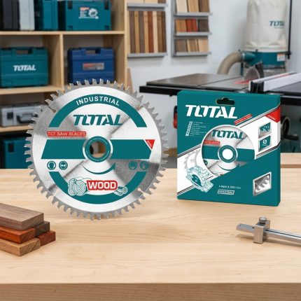 Hình ảnh Lưỡi cưa gỗ hợp kim TCT 24 răng Total TAC2311141T 230mm được thiết kế chuyên dụng cho các dòng máy cưa đĩa và máy cưa bàn. Với 24 răng hợp kim Tungsten Carbide (TCT) siêu cứng, sản phẩm cho khả năng cắt nhanh, thoát phoi hiệu quả và giảm tải cho động cơ. Lưỡi cưa gỗ hợp kim TCT 24 răng Total TAC2311141T 230mm phù hợp để cắt gỗ tự nhiên, gỗ ghép thanh, MDF, plywood và nhiều loại vật liệu gỗ khác, mang lại hiệu suất cao và tuổi thọ vượt trội.