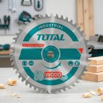 Lưỡi cưa gỗ hợp kim TCT 40 răng 100mm (4") Total TAC231015T là phụ kiện cắt gỗ chuyên dụng được sản xuất từ thép chất lượng cao kết hợp răng hợp kim TCT (Tungsten Carbide Tipped) siêu bền, mang lại khả năng cắt nhanh, chính xác và tuổi thọ vượt trội. Với đường kính 100mm cùng thiết kế 40 răng sắc bén, sản phẩm phù hợp cho các công việc cắt gỗ tự nhiên, gỗ công nghiệp, MDF, ván ép, plywood và nhiều loại vật liệu gỗ khác. Thiết kế cân bằng giúp giảm rung lắc trong quá trình vận hành, tạo đường cắt mịn đẹp và hạn chế sứt mẻ bề mặt vật liệu. Lưỡi cưa gỗ hợp kim TCT 40 răng 100mm (4") Total TAC231015T là lựa chọn lý tưởng cho thợ mộc, xưởng nội thất, đơn vị thi công và người dùng chuyên nghiệp cần hiệu suất cắt ổn định và độ chính xác cao. Công Nghiệp An Toàn cung cấp sản phẩm Total chính hãng với giá cạnh tranh, giao hàng nhanh toàn quốc và hỗ trợ kỹ thuật tận tình.