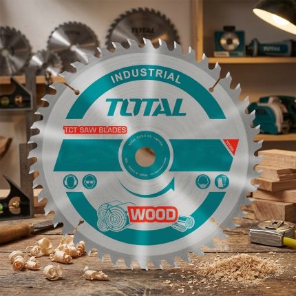 Lưỡi cưa gỗ hợp kim TCT 40 răng 100mm (4") Total TAC231015T là phụ kiện cắt gỗ chuyên dụng được sản xuất từ thép chất lượng cao kết hợp răng hợp kim TCT (Tungsten Carbide Tipped) siêu bền, mang lại khả năng cắt nhanh, chính xác và tuổi thọ vượt trội. Với đường kính 100mm cùng thiết kế 40 răng sắc bén, sản phẩm phù hợp cho các công việc cắt gỗ tự nhiên, gỗ công nghiệp, MDF, ván ép, plywood và nhiều loại vật liệu gỗ khác. Thiết kế cân bằng giúp giảm rung lắc trong quá trình vận hành, tạo đường cắt mịn đẹp và hạn chế sứt mẻ bề mặt vật liệu. Lưỡi cưa gỗ hợp kim TCT 40 răng 100mm (4") Total TAC231015T là lựa chọn lý tưởng cho thợ mộc, xưởng nội thất, đơn vị thi công và người dùng chuyên nghiệp cần hiệu suất cắt ổn định và độ chính xác cao. Công Nghiệp An Toàn cung cấp sản phẩm Total chính hãng với giá cạnh tranh, giao hàng nhanh toàn quốc và hỗ trợ kỹ thuật tận tình.