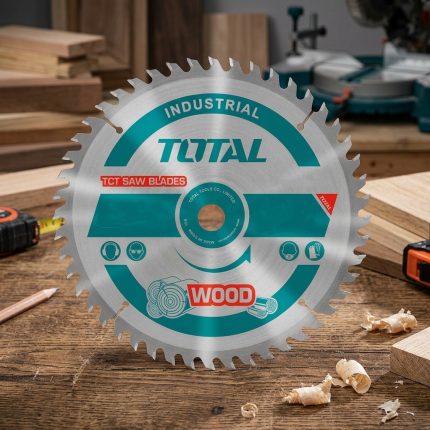 Hình ảnh Lưỡi cưa gỗ hợp kim TCT 40 răng Total TAC231A15T 125mm được thiết kế chuyên dụng cho các công việc cắt gỗ yêu cầu độ chính xác cao. Với 40 răng hợp kim TCT siêu cứng, sản phẩm giúp cắt nhanh, giảm sứt mẻ và tạo bề mặt cắt mịn đẹp trên gỗ tự nhiên, MDF, HDF, plywood và các loại gỗ công nghiệp. Lưỡi cưa gỗ hợp kim TCT 40 răng Total TAC231A15T 125mm có độ bền cao, chống mài mòn tốt, phù hợp cho thợ mộc, xưởng nội thất và người dùng DIY chuyên nghiệp.