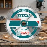 Hình ảnh Lưỡi cưa gỗ hợp kim TCT 60 răng Total TAC2311043T 180mm có 60 răng hợp kim TCT, đường kính 180mm, cho khả năng cắt gỗ tự nhiên, MDF, HDF, plywood và gỗ ghép thanh. Lưỡi cưa Total TAC2311043T giúp cắt nhanh, đường cắt mịn, ít sứt mẻ, tăng độ chính xác và tuổi thọ, phù hợp với thợ mộc chuyên nghiệp, xưởng nội thất và người dùng DIY.