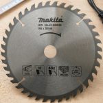 Lưỡi cưa hợp kim dùng cho gỗ Makita D-03349 (165mm) là phụ kiện cắt gỗ chất lượng cao được thiết kế dành cho các dòng máy cưa đĩa cầm tay và máy cưa bàn sử dụng lưỡi đường kính 165mm. Sản phẩm sở hữu 40 răng hợp kim siêu cứng giúp tạo đường cắt sắc nét, hạn chế sứt mẻ và nâng cao độ chính xác trong quá trình gia công gỗ. Với đường kính lưỡi 165mm và lỗ trục 20mm, Lưỡi cưa hợp kim dùng cho gỗ Makita D-03349 (165mm) phù hợp để cắt gỗ tự nhiên, gỗ ghép, MDF, HDF, ván ép và nhiều loại gỗ công nghiệp khác. Thân lưỡi được gia công cân bằng chính xác giúp giảm rung động, tăng độ ổn định khi vận hành và kéo dài tuổi thọ sử dụng. Đây là lựa chọn lý tưởng cho thợ mộc, xưởng sản xuất nội thất, đơn vị thi công hoàn thiện và người dùng chuyên nghiệp cần một lưỡi cưa bền bỉ, hiệu suất cao và chất lượng chính hãng Makita. Công Nghiệp An Toàn cung cấp sản phẩm chính hãng, giá cạnh tranh cùng dịch vụ tư vấn kỹ thuật và giao hàng toàn quốc.