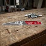 Hình ảnh mô tả Lưỡi cưa kiếm gỗ Milwaukee AX Carbide T5-150.24mm (1 chiếc) chất lượng cao, phù hợp cắt gỗ, gỗ tẩm, gỗ có đinh và vật liệu gỗ công nghiệp. Răng carbide giúp đường cắt mượt, chính xác, giảm rung, tăng tuổi thọ và hiệu quả làm việc. Thích hợp sử dụng với máy cưa kiếm cầm tay tiêu chuẩn T5.