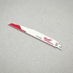 Hình ảnh sản phẩm Lưỡi cưa kiếm gỗ loại mỏng Milwaukee T5-225.36mm (Bộ 5 lưỡi) chính hãng Milwaukee, thiết kế thân lưỡi mỏng giúp thao tác linh hoạt, giảm ma sát và hỗ trợ đường cắt nhanh, gọn trên gỗ, ván ép, pallet, thanh gỗ và vật liệu gỗ trong thi công. Bộ 5 lưỡi phù hợp cho thợ mộc, thợ sửa chữa, đội thi công nội thất và người dùng cần thay thế lưỡi cưa thường xuyên. Sản phẩm được phân phối tại Công Nghiệp An Toàn, đáp ứng nhu cầu cắt gỗ ổn định, tiện lợi và hiệu quả.