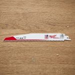 Hình ảnh sản phẩm Lưỡi cưa kiếm gỗ loại mỏng Milwaukee T5-300.48mm (Bộ 5 lưỡi) chính hãng Milwaukee, thiết kế thân lưỡi mỏng giúp giảm ma sát, cắt nhanh và thao tác linh hoạt trên gỗ, ván ép, pallet, thanh gỗ và vật liệu gỗ trong thi công. Với chiều dài 300.48mm, bộ 5 lưỡi phù hợp cho các công việc cần cắt sâu, xử lý vật liệu dày, sửa chữa nhà cửa, thi công nội thất và tháo dỡ công trình. Sản phẩm được phân phối tại Công Nghiệp An Toàn, hỗ trợ người dùng làm việc hiệu quả, ổn định và tiết kiệm thời gian thay thế lưỡi cưa.
