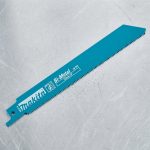 Lưỡi cưa kiếm kim loại 305mm Makita B-43212 là phụ kiện chuyên dụng dành cho máy cưa kiếm, được thiết kế để cắt kim loại, thép hộp, ống thép, inox mỏng và các vật liệu kim loại khác với độ chính xác cao. Sản phẩm sử dụng công nghệ Bi-Metal giúp tăng độ bền, khả năng chống gãy và duy trì độ sắc bén trong điều kiện làm việc liên tục. Với chiều dài 305mm và mật độ răng tối ưu, Lưỡi cưa kiếm kim loại 305mm Makita B-43212 mang lại hiệu suất cắt nhanh, đường cắt ổn định và tuổi thọ vượt trội, phù hợp cho thợ cơ khí, kỹ thuật viên bảo trì, ngành xây dựng và công nghiệp chế tạo