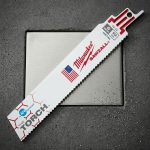 Hình ảnh Lưỡi cưa kiếm sắt Milwaukee TORCH T14-228.6mm (Bộ 5 lưỡi) chính hãng Milwaukee, được sản xuất từ vật liệu Bi-Metal cao cấp kết hợp công nghệ TORCH™ độc quyền giúp tăng độ bền, chống gãy và kéo dài tuổi thọ sử dụng. Thiết kế răng T14 tối ưu cho khả năng cắt chính xác trên thép tấm, sắt hộp, inox, ống kim loại và các vật liệu kim loại mỏng đến trung bình. Với chiều dài 228.6mm, Lưỡi cưa kiếm sắt Milwaukee TORCH T14-228.6mm (Bộ 5 lưỡi) giúp tiếp cận sâu hơn, nâng cao hiệu suất cắt trong các công việc cơ khí, xây dựng, bảo trì công nghiệp và thi công hệ thống kỹ thuật.