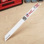 Hình ảnh Lưỡi cưa kiếm sắt Milwaukee TORCH loại mỏng T18-152.4mm (Bộ 5 lưỡi) chính hãng Milwaukee, ứng dụng công nghệ TORCH™ Thin Kerf kết hợp vật liệu Bi-Metal cao cấp giúp tăng tốc độ cắt, giảm lực cản và kéo dài tuổi thọ sử dụng. Với thiết kế 18 TPI (18 răng/inch), sản phẩm chuyên dùng để cắt inox, thép tấm mỏng, ống kim loại và các vật liệu yêu cầu độ chính xác cao. Lưỡi cưa kiếm sắt Milwaukee TORCH loại mỏng T18-152.4mm (Bộ 5 lưỡi) mang lại đường cắt sạch, ít ba via, tối ưu hiệu suất cho máy cưa kiếm dùng pin và máy cưa kiếm công nghiệp.