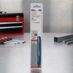 Lưỡi cưa kiếm sắt S1127BEF Bosch 2608657524 (Bộ 5 lưỡi) là dòng lưỡi cưa kiếm chuyên nghiệp thuộc Bosch Heavy for Metal, được chế tạo từ vật liệu BIM (Bi-Metal) có khả năng chịu nhiệt, chống mài mòn và chống gãy vượt trội. Với chiều dài 225mm cùng thiết kế răng cưa tối ưu cho kim loại dày, sản phẩm cho phép cắt nhanh các loại thép hộp, thép kết cấu, ống thép, thép tấm và kim loại có độ dày lớn. Công nghệ sản xuất tiên tiến của Bosch giúp lưỡi vận hành ổn định, giảm rung lắc và nâng cao tuổi thọ sử dụng trong môi trường thi công, cơ khí và công nghiệp nặng. Lưỡi cưa kiếm sắt S1127BEF Bosch 2608657524 (Bộ 5 lưỡi) là lựa chọn lý tưởng cho thợ cơ khí chuyên nghiệp, đơn vị bảo trì công nghiệp và nhà thầu xây dựng cần hiệu suất cắt mạnh mẽ và độ bền lâu dài. Công Nghiệp An Toàn cung cấp sản phẩm Bosch chính hãng với giá cạnh tranh, giao hàng nhanh trên toàn quốc.