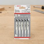 Lưỡi cưa lọng gỗ T101B (bộ 5 lưỡi) Bosch 2608630030 là dòng lưỡi cưa lọng chuyên dụng thuộc Bosch Professional, được thiết kế để cắt thẳng, cắt sạch và chính xác trên nhiều loại vật liệu gỗ. Bộ sản phẩm gồm 5 lưỡi làm từ thép carbon cao cấp HCS (High Carbon Steel), giúp tăng độ bền, duy trì độ sắc bén và mang lại đường cắt mịn đẹp. Với thiết kế răng cưa tối ưu cho các ứng dụng cắt gỗ, Lưỡi cưa lọng gỗ T101B (bộ 5 lưỡi) Bosch 2608630030 phù hợp cho gia công nội thất, cắt MDF, ván ép, gỗ tự nhiên và gỗ công nghiệp, đáp ứng nhu cầu của thợ mộc chuyên nghiệp cũng như người dùng DIY.