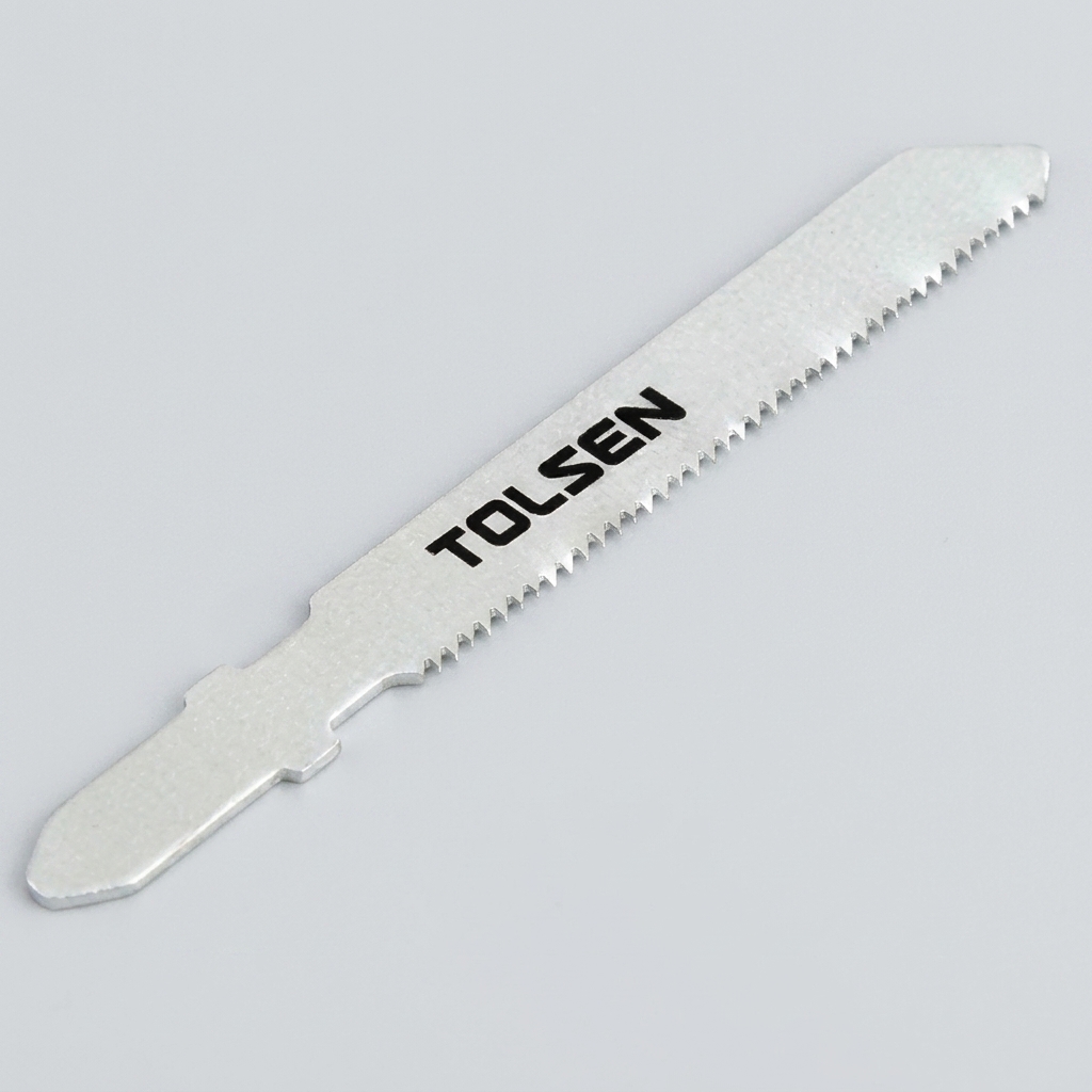 Hình ảnh Lưỡi cưa lộng sắt nhôm Tolsen 76811 chính hãng được thiết kế chuyên dụng để cắt sắt mỏng, nhôm, kim loại màu và các vật liệu kim loại có độ dày vừa phải. Sản phẩm sở hữu răng cưa nhỏ, sắc bén cùng chất liệu thép hợp kim chất lượng cao giúp tăng độ chính xác, giảm rung lắc và tạo đường cắt mịn đẹp. Lưỡi cưa lộng sắt nhôm Tolsen 76811 tương thích với nhiều dòng máy cưa lọng phổ biến, là lựa chọn lý tưởng cho thợ cơ khí, thợ nhôm kính, xưởng gia công kim loại và người dùng DIY cần hiệu suất cắt ổn định và độ bền cao.
