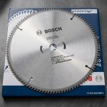 Hình ảnh Lưỡi cưa nhôm Bosch 2608644314 (250x25.4mmxT120) thuộc dòng Bosch Professional cao cấp, được thiết kế chuyên dụng để cắt nhôm, hợp kim nhôm, đồng, đồng thau và các kim loại màu khác. Với đường kính 250mm, lỗ trục 25.4mm cùng 120 răng hợp kim Tungsten Carbide siêu cứng, sản phẩm mang lại đường cắt mịn, sắc nét và hạn chế tối đa ba via trên bề mặt vật liệu. Lưỡi cưa nhôm Bosch 2608644314 (250x25.4mmxT120) là lựa chọn lý tưởng cho các xưởng cơ khí, sản xuất cửa nhôm kính, gia công nhôm định hình và ngành công nghiệp chế tạo yêu cầu độ chính xác cao.