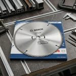 Hình ảnh Lưỡi cưa nhôm Bosch 2608644314 (250x25.4mmxT120) thuộc dòng Bosch Professional cao cấp, được thiết kế chuyên dụng để cắt nhôm, hợp kim nhôm, đồng, đồng thau và các kim loại màu khác. Với đường kính 250mm, lỗ trục 25.4mm cùng 120 răng hợp kim Tungsten Carbide siêu cứng, sản phẩm mang lại đường cắt mịn, sắc nét và hạn chế tối đa ba via trên bề mặt vật liệu. Lưỡi cưa nhôm Bosch 2608644314 (250x25.4mmxT120) là lựa chọn lý tưởng cho các xưởng cơ khí, sản xuất cửa nhôm kính, gia công nhôm định hình và ngành công nghiệp chế tạo yêu cầu độ chính xác cao.