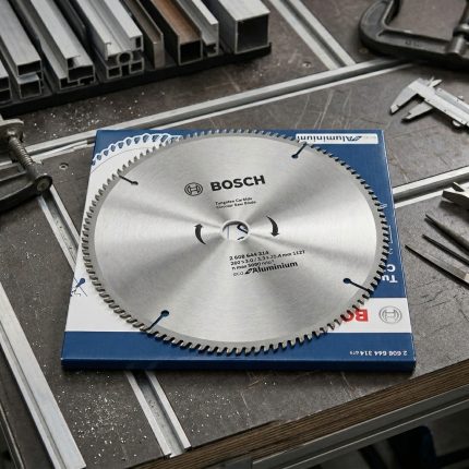 Hình ảnh Lưỡi cưa nhôm Bosch 2608644314 (250x25.4mmxT120) thuộc dòng Bosch Professional cao cấp, được thiết kế chuyên dụng để cắt nhôm, hợp kim nhôm, đồng, đồng thau và các kim loại màu khác. Với đường kính 250mm, lỗ trục 25.4mm cùng 120 răng hợp kim Tungsten Carbide siêu cứng, sản phẩm mang lại đường cắt mịn, sắc nét và hạn chế tối đa ba via trên bề mặt vật liệu. Lưỡi cưa nhôm Bosch 2608644314 (250x25.4mmxT120) là lựa chọn lý tưởng cho các xưởng cơ khí, sản xuất cửa nhôm kính, gia công nhôm định hình và ngành công nghiệp chế tạo yêu cầu độ chính xác cao.
