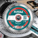 Hình ảnh Lưỡi cưa nhôm hợp kim 100 răng Total TAC2337210 254mm chuyên dụng cho các ứng dụng cắt nhôm, hợp kim nhôm, thanh định hình, cửa nhôm kính và vật liệu kim loại màu. Thiết kế 100 răng hợp kim TCT siêu cứng giúp đường cắt sắc nét, hạn chế ba via, giảm rung lắc và nâng cao độ chính xác khi gia công. Lưỡi cưa nhôm hợp kim 100 răng Total TAC2337210 254mm là lựa chọn lý tưởng cho xưởng cơ khí, sản xuất cửa nhôm và gia công công nghiệp chuyên nghiệp.