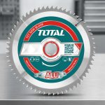 Hình ảnh Lưỡi cưa nhôm hợp kim 100 răng Total TAC2337210 254mm chuyên dụng cho các ứng dụng cắt nhôm, hợp kim nhôm, thanh định hình, cửa nhôm kính và vật liệu kim loại màu. Thiết kế 100 răng hợp kim TCT siêu cứng giúp đường cắt sắc nét, hạn chế ba via, giảm rung lắc và nâng cao độ chính xác khi gia công. Lưỡi cưa nhôm hợp kim 100 răng Total TAC2337210 254mm là lựa chọn lý tưởng cho xưởng cơ khí, sản xuất cửa nhôm và gia công công nghiệp chuyên nghiệp.