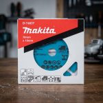 Lưỡi kim cương 76x10mm đa năng cho máy DMC300 Makita D-74837 là phụ kiện cắt chuyên dụng được thiết kế dành cho máy cắt đa năng Makita DMC300. Sản phẩm sử dụng công nghệ hạt kim cương carbide chất lượng cao, cho khả năng cắt hiệu quả trên nhiều loại vật liệu như PVC, nhựa composite, epoxy, vật liệu xây dựng nhẹ và các vật liệu đa năng khác. Với kích thước 76mm x 10mm và độ dày 1.75mm, lưỡi cắt Makita D-74837 mang lại đường cắt chính xác, độ bền cao và hiệu suất ổn định trong các công việc thi công, sửa chữa và hoàn thiện chuyên nghiệp.