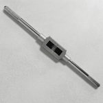 M3-M12 Tay quay taro TOP TAP-50018D thiết kế dạng chữ nhật chắc chắn, phạm vi kẹp mũi taro từ M3 đến M12, tay cầm chống trượt, chuyên dùng tạo ren trong cơ khí, sửa chữa và gia công kim loại chính xác.