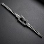 M3-M12 Tay quay taro TOP TAP-50018D thiết kế dạng chữ nhật chắc chắn, phạm vi kẹp mũi taro từ M3 đến M12, tay cầm chống trượt, chuyên dùng tạo ren trong cơ khí, sửa chữa và gia công kim loại chính xác.