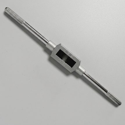 M3-M12 Tay quay taro TOP TAP-50018D thiết kế dạng chữ nhật chắc chắn, phạm vi kẹp mũi taro từ M3 đến M12, tay cầm chống trượt, chuyên dùng tạo ren trong cơ khí, sửa chữa và gia công kim loại chính xác.