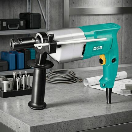Máy khoan Taro ren DCA AJS10 thiết kế chuyên dụng cho khoan và taro ren kim loại, trang bị tay cầm phụ chắc chắn, động cơ công suất lớn và đầu kẹp taro chính xác, phù hợp cho xưởng cơ khí, gia công kim loại và bảo trì thiết bị công nghiệp.
