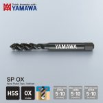 Hình ảnh sản phẩm Mũi Taro Xoắn M36x4 P4 YAMAWA SPMS036UX chính hãng Nhật Bản, thuộc dòng taro xoắn phủ Oxide (OX) chế tạo từ thép gió HSS chất lượng cao. Thiết kế rãnh xoắn giúp thoát phoi hiệu quả khi gia công lỗ bít, phù hợp taro thép carbon thấp, thép carbon trung bình và thép carbon cao với tốc độ cắt khuyến nghị từ 5–10 m/phút. Mũi Taro Xoắn M36x4 P4 YAMAWA SPMS036UX là giải pháp tối ưu cho các ứng dụng gia công ren yêu cầu độ chính xác cao, tuổi thọ dụng cụ dài và bề mặt ren hoàn thiện đẹp trong môi trường sản xuất công nghiệp.