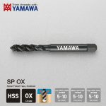 Hình ảnh sản phẩm Mũi Taro Xoắn M36x4 P4 YAMAWA SPMS036UX chính hãng Nhật Bản, thuộc dòng taro xoắn phủ Oxide (OX) chế tạo từ thép gió HSS chất lượng cao. Thiết kế rãnh xoắn giúp thoát phoi hiệu quả khi gia công lỗ bít, phù hợp taro thép carbon thấp, thép carbon trung bình và thép carbon cao với tốc độ cắt khuyến nghị từ 5–10 m/phút. Mũi Taro Xoắn M36x4 P4 YAMAWA SPMS036UX là giải pháp tối ưu cho các ứng dụng gia công ren yêu cầu độ chính xác cao, tuổi thọ dụng cụ dài và bề mặt ren hoàn thiện đẹp trong môi trường sản xuất công nghiệp.