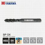 Hình ảnh sản phẩm Mũi Taro Xoắn M36x4 P4 YAMAWA SPMS036UX chính hãng Nhật Bản, thuộc dòng taro xoắn phủ Oxide (OX) chế tạo từ thép gió HSS chất lượng cao. Thiết kế rãnh xoắn giúp thoát phoi hiệu quả khi gia công lỗ bít, phù hợp taro thép carbon thấp, thép carbon trung bình và thép carbon cao với tốc độ cắt khuyến nghị từ 5–10 m/phút. Mũi Taro Xoắn M36x4 P4 YAMAWA SPMS036UX là giải pháp tối ưu cho các ứng dụng gia công ren yêu cầu độ chính xác cao, tuổi thọ dụng cụ dài và bề mặt ren hoàn thiện đẹp trong môi trường sản xuất công nghiệp.
