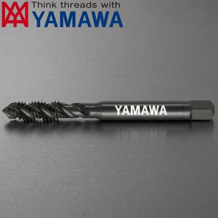 Mũi Taro Xoắn YAMAWA SU+SP M10x1.5 P2 chính hãng YAMAWA Nhật Bản, thiết kế rãnh xoắn chuyên dụng cho gia công ren lỗ bít M10x1.5 với cấp chính xác P2, khả năng thoát phoi vượt trội, giảm nguy cơ gãy taro, phù hợp gia công thép carbon, thép hợp kim, inox và các vật liệu tạo phoi dài trong ngành cơ khí chính xác.