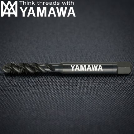Mũi Taro Xoắn YAMAWA SU+SP M8x1.25 P2 chính hãng Nhật Bản, được thiết kế chuyên dụng để gia công ren trong inox, thép không gỉ và các vật liệu khó cắt. Dòng taro xoắn SU+SP của YAMAWA sở hữu rãnh xoắn tối ưu giúp thoát phoi hiệu quả, giảm nguy cơ gãy mũi, nâng cao chất lượng bề mặt ren và đảm bảo độ chính xác cao cho bước ren M8x1.25. Sản phẩm phù hợp sử dụng trên máy CNC, máy taro chuyên dụng và các dây chuyền gia công cơ khí chính xác.