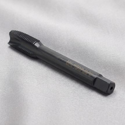 Hình ảnh Mũi Taro thẳng Nachi M5x0.8mm L6868-STPO5M0.8R chính hãng Nhật Bản, được sản xuất từ thép gió hợp kim HSS-E chứa Cobalt có khả năng chịu nhiệt cao, chống mài mòn vượt trội và duy trì độ sắc bén lâu dài. Thiết kế rãnh thẳng thuộc dòng L6868 giúp thoát phoi ổn định khi gia công lỗ suốt, tạo ren M5x0.8mm chính xác trên thép carbon, thép hợp kim, inox SUS304/SUS316, gang và hợp kim màu. Sản phẩm phù hợp sử dụng trên máy taro chuyên dụng, trung tâm gia công CNC và dây chuyền sản xuất cơ khí chính xác, góp phần nâng cao năng suất và kéo dài tuổi thọ dụng cụ cắt.