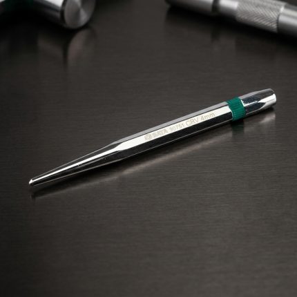 Hình ảnh Mũi đục 4 x120mm Sata 90751 chính hãng được thiết kế chuyên dụng cho các công việc lấy dấu, đột tâm, tạo điểm định vị và gia công cơ khí chính xác. Sản phẩm được chế tạo từ thép hợp kim Cr-V (Chrome Vanadium) cao cấp, có khả năng chịu lực va đập mạnh, chống mài mòn và duy trì độ sắc bén trong quá trình sử dụng lâu dài. Với kích thước 4 x120mm, thân đục dạng lục giác chống lăn và bề mặt mạ sáng chống gỉ, Mũi đục 4 x120mm Sata 90751 là lựa chọn lý tưởng cho thợ cơ khí, kỹ thuật viên bảo trì và xưởng gia công kim loại chuyên nghiệp.