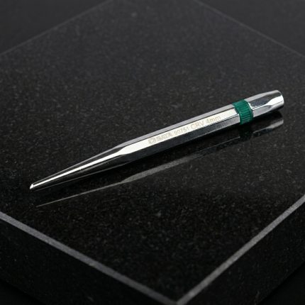 Hình ảnh Mũi đục 4 x120mm Sata 90751 chính hãng được thiết kế chuyên dụng cho các công việc lấy dấu, đột tâm, tạo điểm định vị và gia công cơ khí chính xác. Sản phẩm được chế tạo từ thép hợp kim Cr-V (Chrome Vanadium) cao cấp, có khả năng chịu lực va đập mạnh, chống mài mòn và duy trì độ sắc bén trong quá trình sử dụng lâu dài. Với kích thước 4 x120mm, thân đục dạng lục giác chống lăn và bề mặt mạ sáng chống gỉ, Mũi đục 4 x120mm Sata 90751 là lựa chọn lý tưởng cho thợ cơ khí, kỹ thuật viên bảo trì và xưởng gia công kim loại chuyên nghiệp.