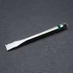 Hình ảnh Mũi đục dẹp 13mm SATA 90755 chính hãng với đầu đục dẹp rộng 13mm, chế tạo từ thép hợp kim chất lượng cao, chuyên dùng để đục cắt kim loại, loại bỏ ba via, cạo gỉ sét và xử lý bề mặt chi tiết cơ khí. Sản phẩm có độ cứng cao, chịu va đập tốt, phù hợp cho công việc sửa chữa, gia công cơ khí và bảo trì công nghiệp.