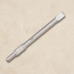 Mũi đục dẹp Makita lục giác Makita D-15300 (30x400mm) chính hãng với bản đục rộng 30mm, chiều dài 400mm, chế tạo từ thép hợp kim cường lực, chuyên dùng cho máy đục bê tông chuôi lục giác để bóc gạch, phá vữa, đục rãnh và xử lý bề mặt bê tông hiệu quả.