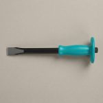Mũi đục dẹp Total THT4211026 22mm chính hãng được sản xuất từ thép hợp kim chịu lực cao, sở hữu đầu đục dẹp rộng 22mm sắc bén giúp bóc tách vật liệu hiệu quả. Sản phẩm được trang bị tay cầm chống trượt công thái học và tấm chắn bảo vệ tay, chuyên dùng để đục phá bê tông, gạch đá, loại bỏ vữa xi măng, xử lý bề mặt vật liệu xây dựng và thực hiện các công việc bảo trì, cơ khí với độ bền cao và hiệu suất làm việc ổn định.
