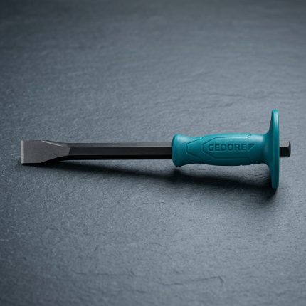 Mũi đục dẹp Total THT4211026 22mm chính hãng được sản xuất từ thép hợp kim chịu lực cao, sở hữu đầu đục dẹp rộng 22mm sắc bén giúp bóc tách vật liệu hiệu quả. Sản phẩm được trang bị tay cầm chống trượt công thái học và tấm chắn bảo vệ tay, chuyên dùng để đục phá bê tông, gạch đá, loại bỏ vữa xi măng, xử lý bề mặt vật liệu xây dựng và thực hiện các công việc bảo trì, cơ khí với độ bền cao và hiệu suất làm việc ổn định.