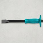 Mũi đục nhọn Total THT4221016 10" chính hãng được chế tạo từ thép hợp kim chịu lực cao, sở hữu đầu đục nhọn sắc bén, tay cầm chống trượt và tấm chắn bảo vệ tay giúp nâng cao độ an toàn khi làm việc. Sản phẩm chuyên dùng để đục phá bê tông, gạch, vữa, kim loại và các vật liệu cứng trong xây dựng, cơ khí chế tạo và bảo trì công nghiệp, mang lại hiệu quả thi công cao và tuổi thọ sử dụng lâu dài.