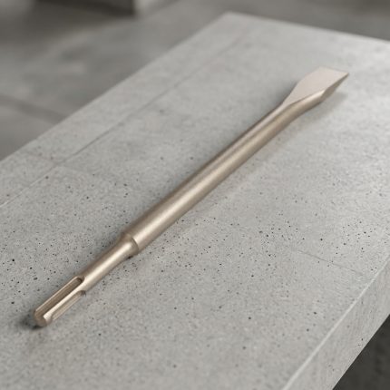 Mũi đục dẹp chuôi SDS-Plus 14×250×20mm Kendo 17100204 chính hãng được chế tạo từ thép hợp kim chất lượng cao, có khả năng chịu lực và chống mài mòn vượt trội. Thiết kế đầu đục dẹp rộng 20mm kết hợp chuôi SDS-Plus tiêu chuẩn giúp truyền lực hiệu quả, hỗ trợ đục phá bê tông, gạch, đá và loại bỏ lớp vữa nhanh chóng, đáp ứng tốt nhu cầu thi công chuyên nghiệp.