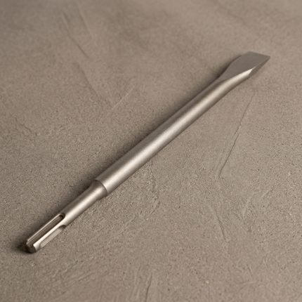 Mũi đục dẹp chuôi SDS-Plus 14×250×20mm Kendo 17100204 chính hãng được chế tạo từ thép hợp kim chất lượng cao, có khả năng chịu lực và chống mài mòn vượt trội. Thiết kế đầu đục dẹp rộng 20mm kết hợp chuôi SDS-Plus tiêu chuẩn giúp truyền lực hiệu quả, hỗ trợ đục phá bê tông, gạch, đá và loại bỏ lớp vữa nhanh chóng, đáp ứng tốt nhu cầu thi công chuyên nghiệp.