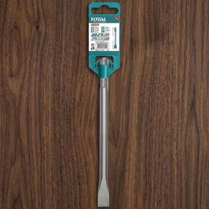 Hình ảnh Mũi đục dẹp đuôi gài SDS Total TAC15221821 25x400mm chính hãng với thiết kế đầu đục dẹp bản rộng 25mm, chuôi gài SDS tiêu chuẩn giúp lắp đặt nhanh và truyền lực hiệu quả. Sản phẩm được chế tạo từ thép hợp kim chất lượng cao, có khả năng chịu va đập, chống mài mòn tốt, chuyên dùng để đục phá bê tông, gạch, đá và các vật liệu xây dựng cứng, mang lại hiệu suất thi công ổn định và độ bền lâu dài.