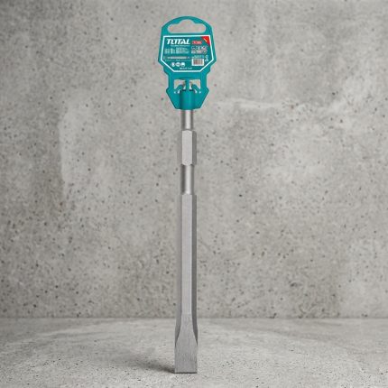 Hình ảnh Mũi đục dẹp đuôi lục giác bi gài Total TAC153172 17x280mm chính hãng với thiết kế đuôi lục giác bi gài chắc chắn, lưỡi đục dẹp sắc bén, phù hợp sử dụng cho máy đục chuyên dụng để đục phá bê tông, gạch, đá và các vật liệu xây dựng. Sản phẩm có chiều dài 280mm, bản đục 17mm, chế tạo từ thép hợp kim chịu lực, đảm bảo độ bền cao và hiệu suất làm việc ổn định.