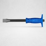 Hình ảnh thể hiện Mũi đục dẹp nguội 25x18x300mm WadFow WCC1302 được chế tạo từ thép Carbon 45# có độ cứng cao, khả năng chịu lực và chống mài mòn tốt. Sản phẩm sở hữu lưỡi đục dẹp rộng 25mm, chiều dài tổng thể 300mm và thân đục đường kính 18mm, phù hợp cho các công việc đục phá bê tông, gạch, đá, cắt rãnh và loại bỏ vật liệu dư thừa. Tay cầm bọc nhựa chống trượt giúp thao tác an toàn, giảm rung chấn và tăng hiệu quả làm việc cho thợ xây dựng, cơ khí và bảo trì công trình.