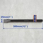 Hình ảnh sản phẩm Mũi đục dẹp nguội WadFow WCC0301 25x18x300mm được chế tạo từ thép carbon cường độ cao, sở hữu lưỡi đục dẹp rộng 25mm (1 inch) và chiều dài tổng thể 300mm (12 inch). Thiết kế chắc chắn giúp tăng hiệu quả đục phá bê tông, gạch, đá, loại bỏ vữa cũ và xử lý bề mặt vật liệu xây dựng. Mũi đục dẹp nguội WadFow WCC0301 25x18x300mm là lựa chọn phù hợp cho thợ xây dựng, kỹ thuật viên cơ khí và các đơn vị thi công chuyên nghiệp nhờ khả năng chịu lực tốt, độ bền cao và hiệu suất làm việc ổn định.