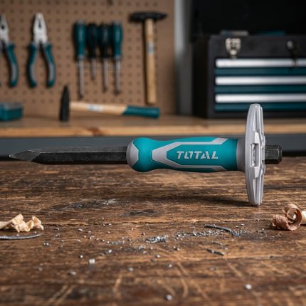 Mũi đục nhọn Total THT4221016 10" chính hãng được chế tạo từ thép hợp kim chịu lực cao, sở hữu đầu đục nhọn sắc bén, tay cầm chống trượt và tấm chắn bảo vệ tay giúp nâng cao độ an toàn khi làm việc. Sản phẩm chuyên dùng để đục phá bê tông, gạch, vữa, kim loại và các vật liệu cứng trong xây dựng, cơ khí chế tạo và bảo trì công nghiệp, mang lại hiệu quả thi công cao và tuổi thọ sử dụng lâu dài.