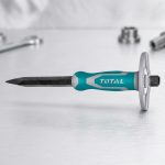 Mũi đục nhọn Total THT4221026 10" chính hãng được chế tạo từ thép hợp kim chịu lực cao, sở hữu đầu đục nhọn sắc bén, tay cầm chống trượt công thái học và tấm chắn bảo vệ tay an toàn. Sản phẩm chuyên dùng để đục phá bê tông, gạch, đá, xử lý vật liệu cứng, làm sạch mối hàn và thực hiện các công việc bảo trì, cơ khí và xây dựng với hiệu suất cao và độ bền vượt trội.