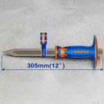 Hình ảnh sản phẩm Mũi đục nhọn bê tông WadFow WCC2314 19x305mm được chế tạo từ thép Carbon 45# có độ cứng cao, khả năng chịu lực và chống mài mòn vượt trội, đáp ứng tốt nhu cầu thi công cường độ cao. Sản phẩm sở hữu đầu đục nhọn giúp tập trung lực tác động tối đa, hỗ trợ đục phá bê tông, gạch, đá và tạo điểm phá ban đầu hiệu quả. Với chiều dài tổng thể 305mm (12 inch), thân đục chắc chắn cùng tay cầm nhựa chống trượt tích hợp tấm chắn bảo vệ tay, Mũi đục nhọn bê tông WadFow WCC2314 19x305mm là dụng cụ lý tưởng dành cho thợ xây dựng, kỹ thuật viên cơ khí và đơn vị thi công chuyên nghiệp