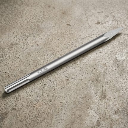 Hình ảnh Mũi đục nhọn đuôi SDS Max Total TAC1521182 18x400mm chính hãng với thiết kế đầu nhọn sắc bén, chuôi SDS Max tiêu chuẩn giúp truyền lực mạnh, tương thích với nhiều dòng máy đục bê tông chuyên nghiệp. Sản phẩm được chế tạo từ thép hợp kim chịu lực, chống mài mòn cao, thích hợp cho các công việc đục phá bê tông, đá, gạch và vật liệu xây dựng, mang lại hiệu suất thi công vượt trội và tuổi thọ lâu dài.